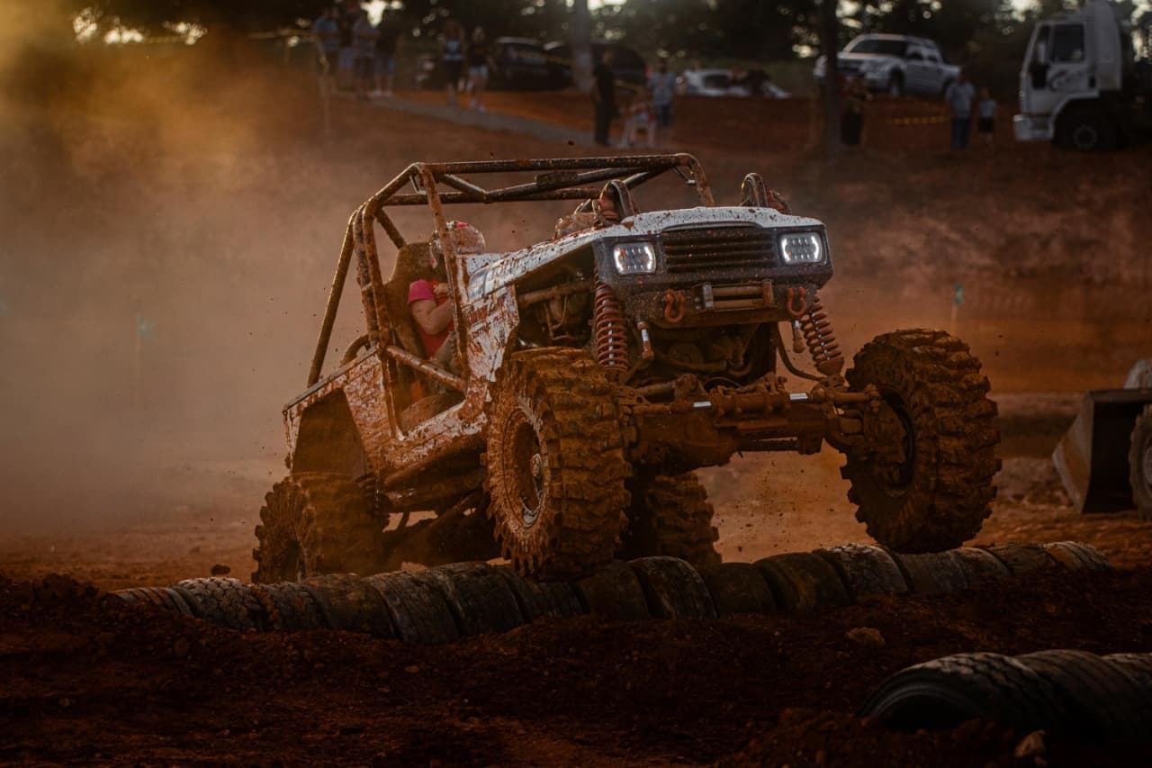 Veículo de competição off-road com coilovers PS Amortecedores em prova