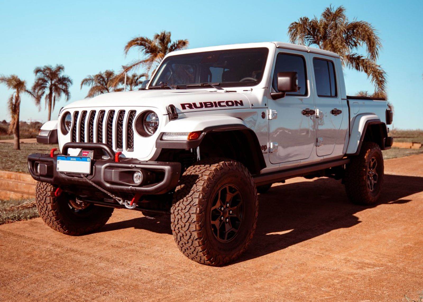 Jeep Gladiator Rubicon com suspensão PS Amortecedores em estrada de terra